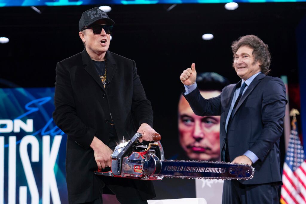 Elon Musk, izquierda, recibe una motosierra del presidente de Argentina, Javier Milei, cuando llega y habla en la Conferencia de Acción Política Conservadora, CPAC, en el Gaylord National Resort & Convention Center, el jueves 20 de febrero de 2025, en Oxon Hill, Maryland (Foto AP/José Luis Magaña)