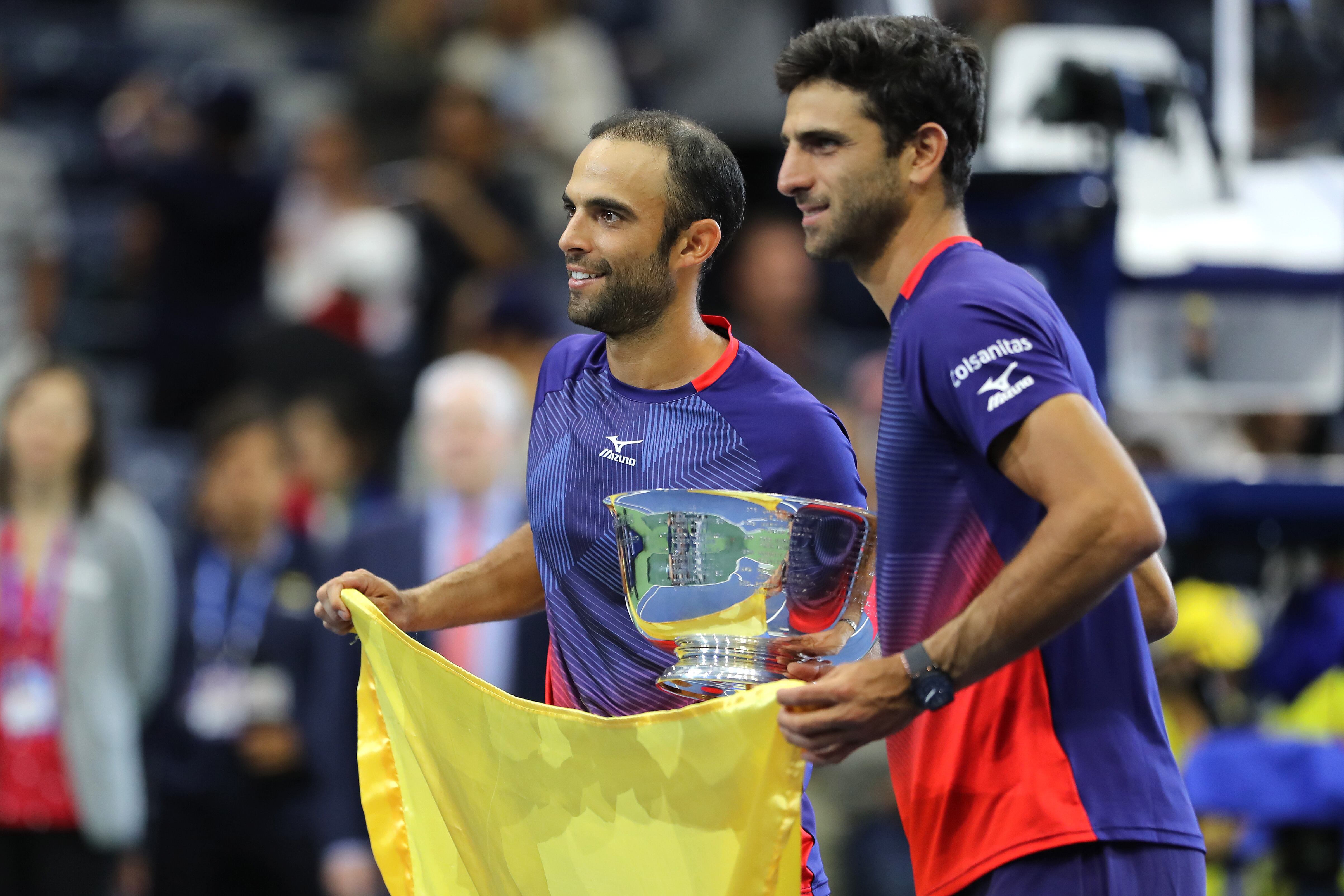 NUEVA YORK, NUEVA YORK - 6 DE SEPTIEMBRE: (LR) Juan Sebastián Cabal y Robert Farah de Colombia celebran después de ganar su partido final de dobles masculino contra Marcel Granollers de España y Horacio Zeballos de Argentina en el día doce del US Open 2019 en el USTA Billie Jean King National Tennis Center el 6 de septiembre de 2019 en el distrito de Queens de la ciudad de Nueva York. (Foto de Elsa / Getty Images)