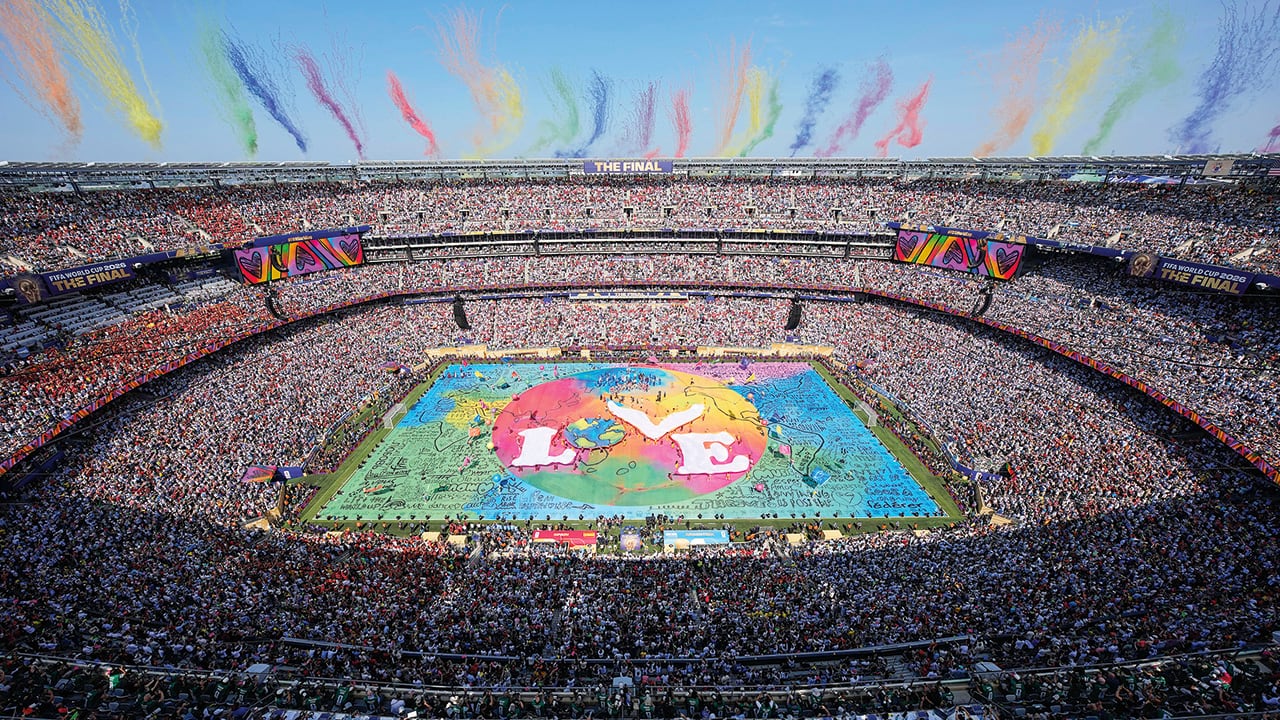 Bailarines actúan mientras humo de colores se eleva sobre el estadio durante el espectáculo del descanso de la final de la Copa del Mundo de fútbol entre España y Argentina, en East Rutherford, Nueva Jersey, cerca de Nueva York, el domingo 19 de julio de 2026. (Foto AP/Matt Slocum)
