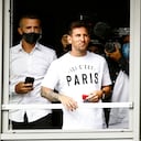 Argentinian football player Lionel Messi salutes supporters from a window after he landed on August 10, 2021 at Le Bourget airport, north of Paris, to become Paris Saint-Germain's new player following his departure from Barcelona, the club he has represented for the entirety of his 17-year professional career so far. - Asked by reporters at Barcelona's El Prat airport if the Argentine star would later on sign with the French club, Jorge Messi, the father and player's agent, said: "Yes". (Photo by Sameer Al-DOUMY / AFP)