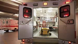 Ambulancia con las puertas traseras abiertas