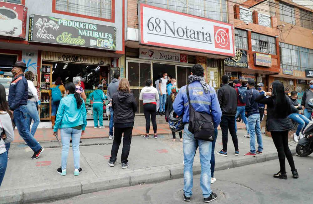 Con la reactivación gradual de la economía y la autorización para abrir algunos establecimientos, volvieron las eternas filas en la notaría 68 de Kennedy. El punto a favor es que el andén está disponible para que los asistentes tomen una distancia mientras esperan. En esta zona los vendedores ambulantes no  han invadido el espacio público en los últimos días.  Foto: Guillermo Torres / SEMANA.