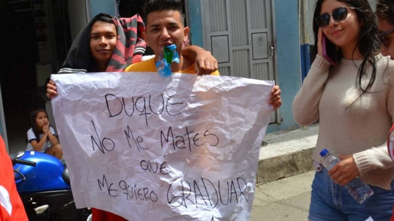 Una de las imágenes más impactantes ha sido la de Campo Elías Benavides de Samaniego con este cartel.