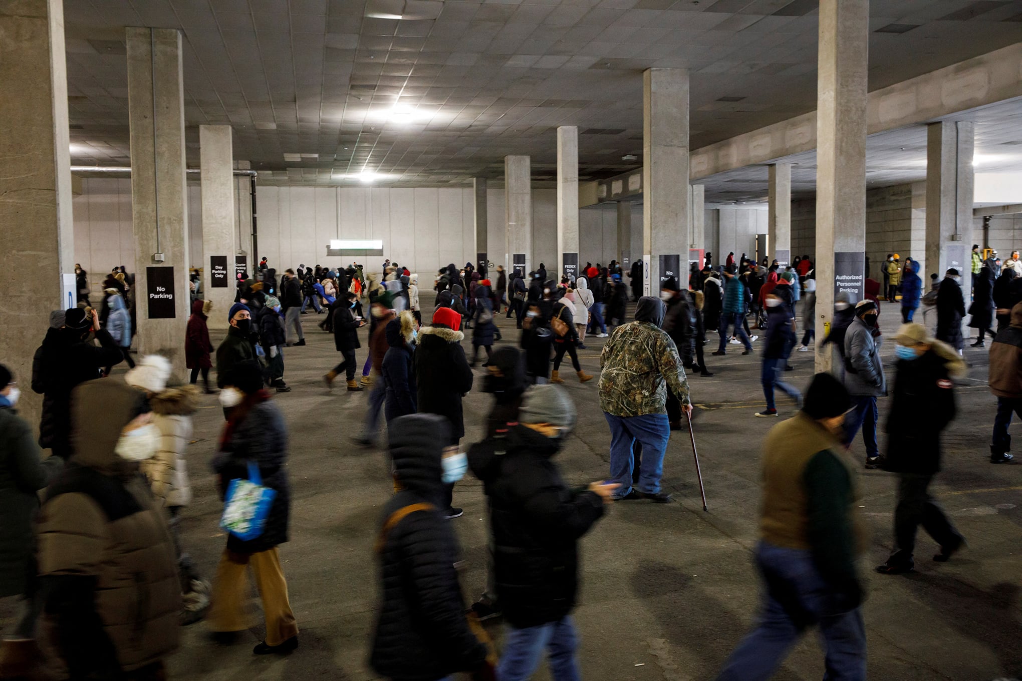 Largas filas para refuerzos y pruebas a medida que aumentan los casos de Omicron