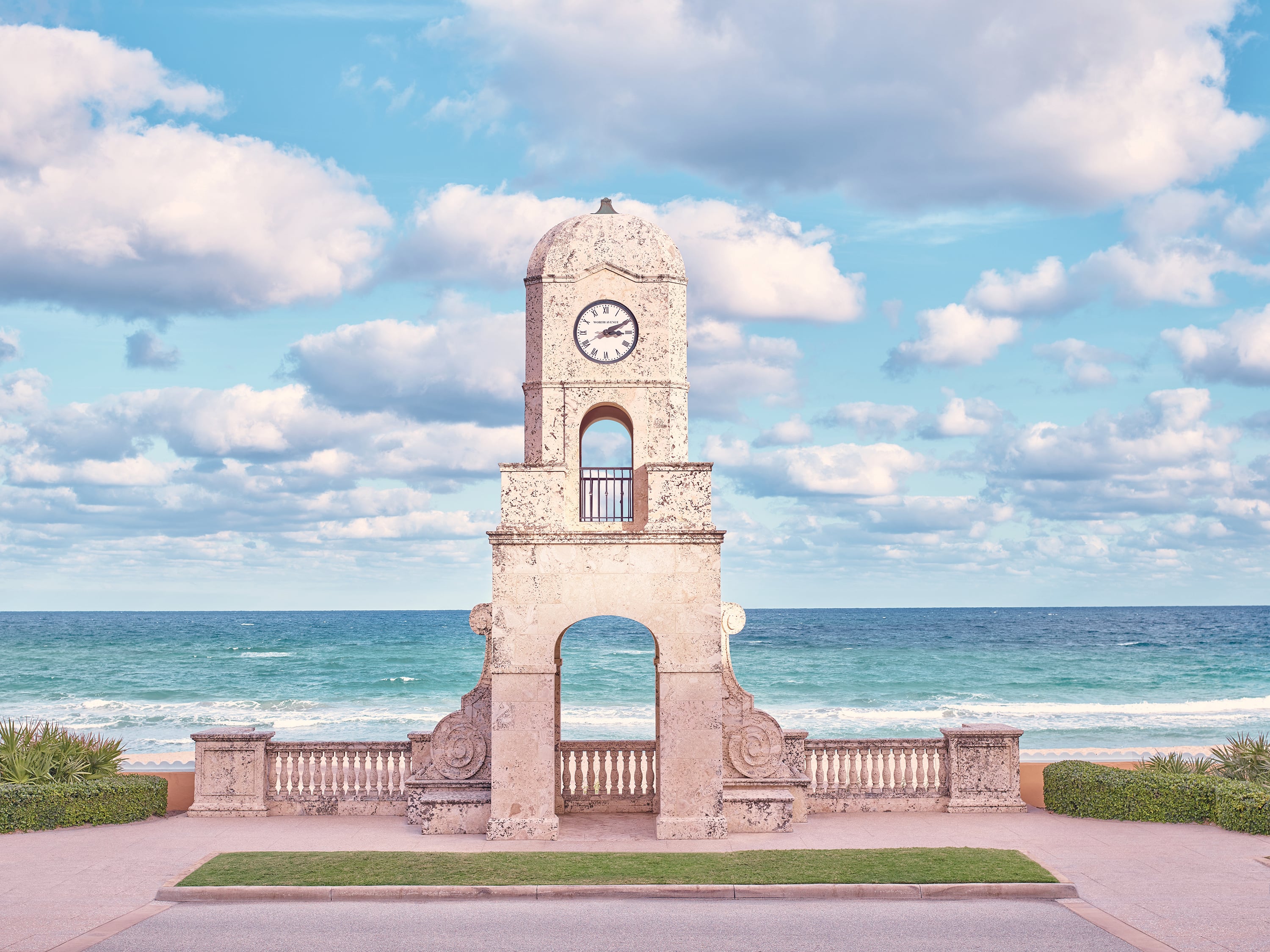 La torre del reloj forma parte del histórico muelle que se extiende a lo largo del océano Atlántico.