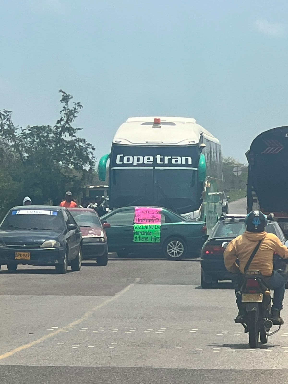 Bloqueo buscan presionar contratación de un trabajador.