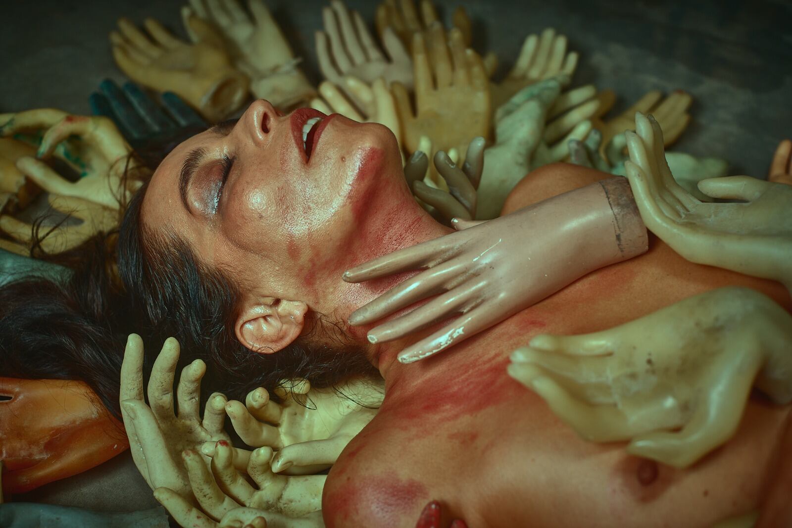 En la sala Buenaventura del teatro Casa E, Diana Ángel interpreta 'Gato por liebre', monólogo de Piedad Bonnet.