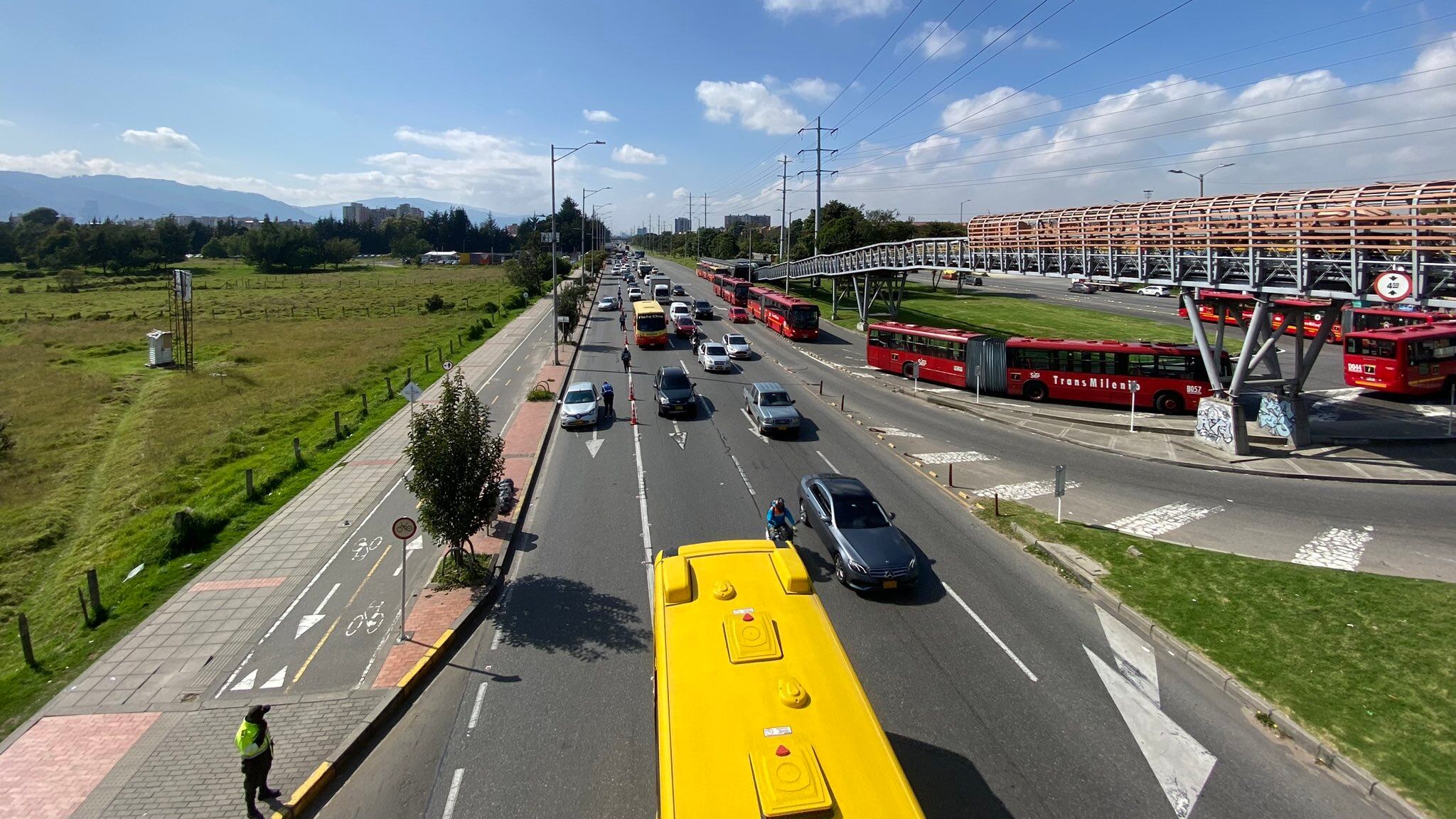Pese a que ha habido en algunos puntos un flujo vehicular más alto al habitual, la movilidad avanza sin ningún contratiempo, mientras que las autoridades recordaron a los usuarios de las vías mantener las normas para evitar accidentes.