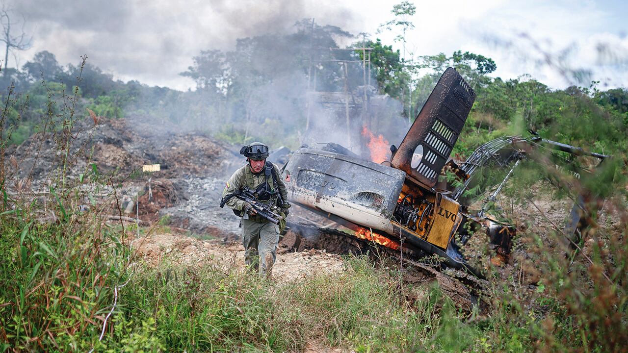 ELN, Clan del Golfo y disidencias de las Farc son las dueñas de la renta criminal producto de la extracción ilegal de oro en ríos y montañas. 
