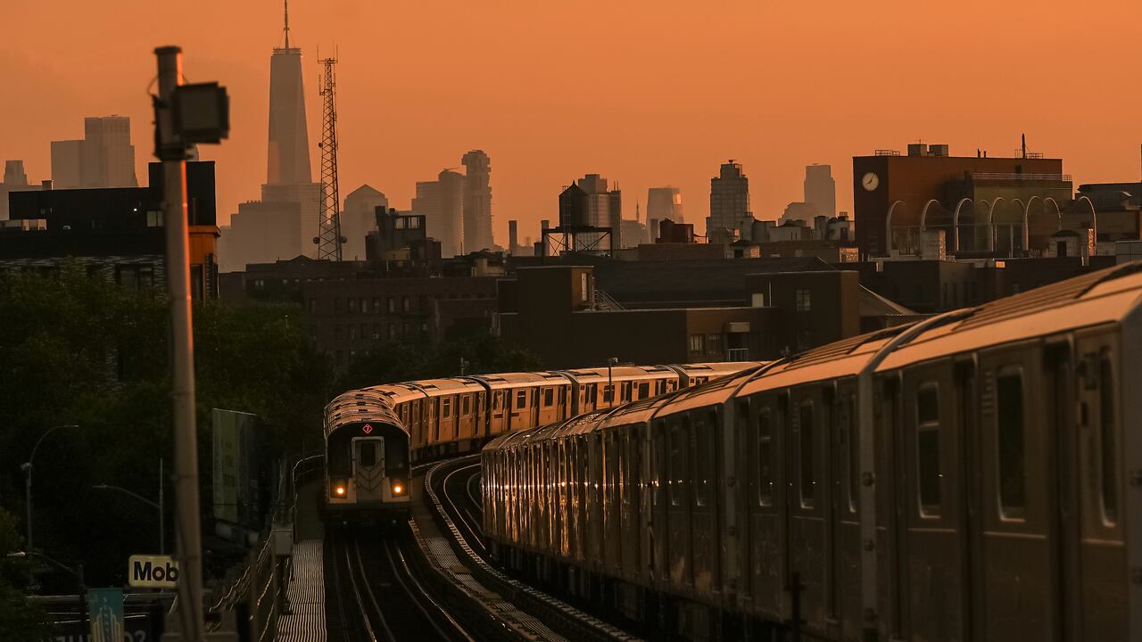 Postal de Queens con Manhattan de fondo.
