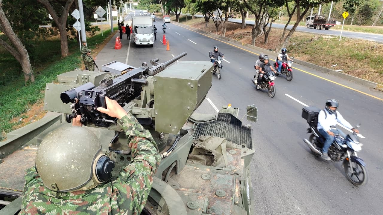 Blindaje de entradas a Cali con tanques del Ejército Nacional.