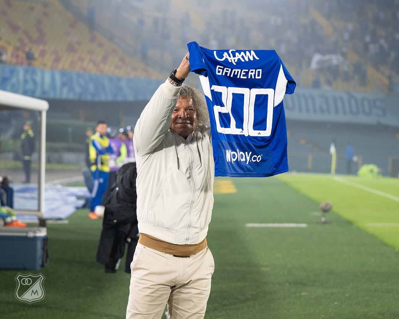 Alberto Gamero recibió reconocimiento antes del partido frente Alianza Petrolera.
