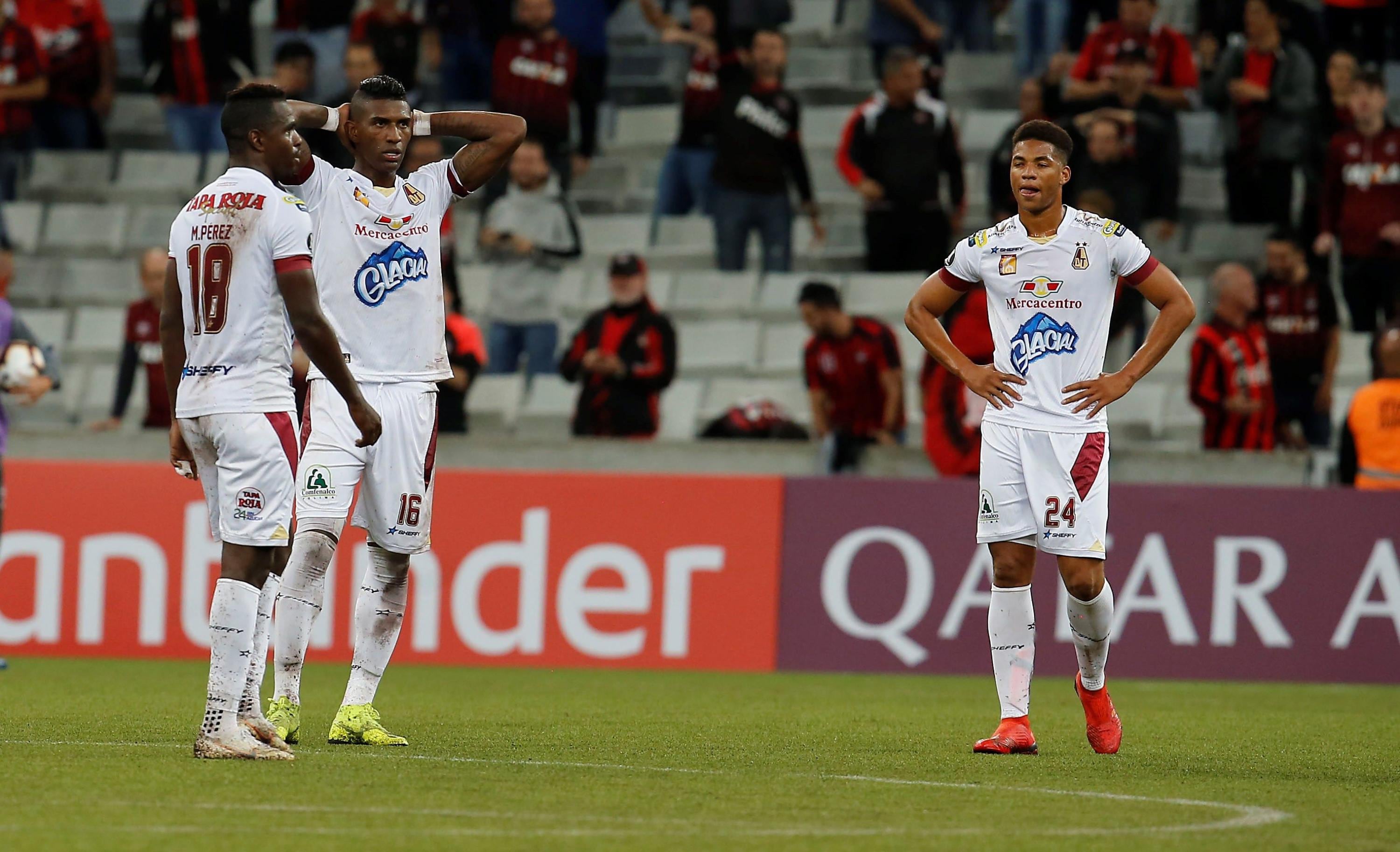 Sergio Mosquera se toma la cabeza en un juego con Deportes Tolima.
