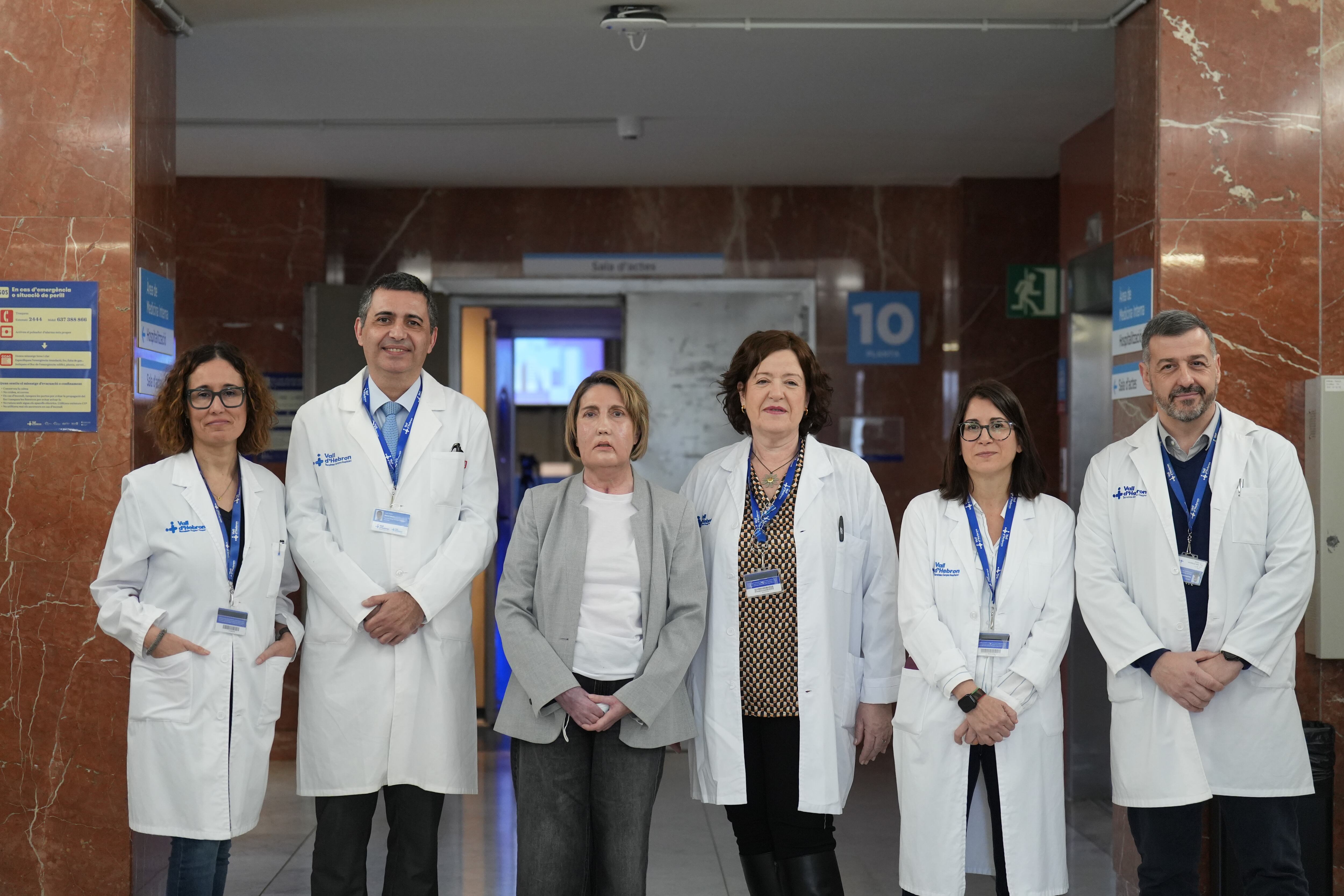 El equipo médico y la paciente trasplantado, en el Hospital Vall d'Hebron, el 2 de febrero de 2026, en Barcelona, ​​Cataluña, España.
