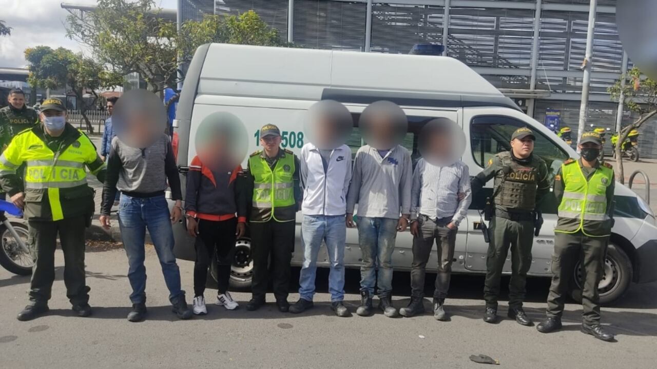 Cayó banda dedicada al hurto por modalidad de cosquilleo en TransMilenio. Las autoridades les hicieron seguimiento durante meses.