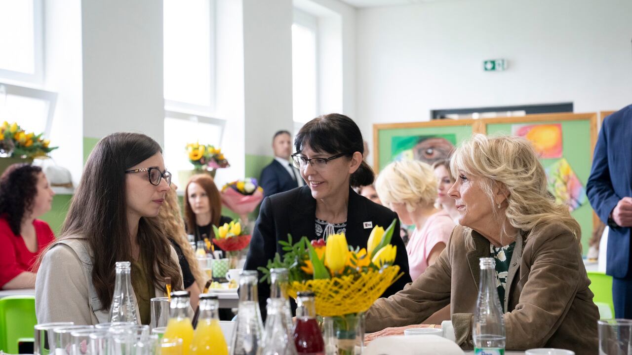Jill Biden se reunió con madres en Ucrania.