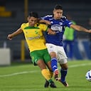 Daniel Cataño peleando un balón con rival de Defensa y Justicia.
