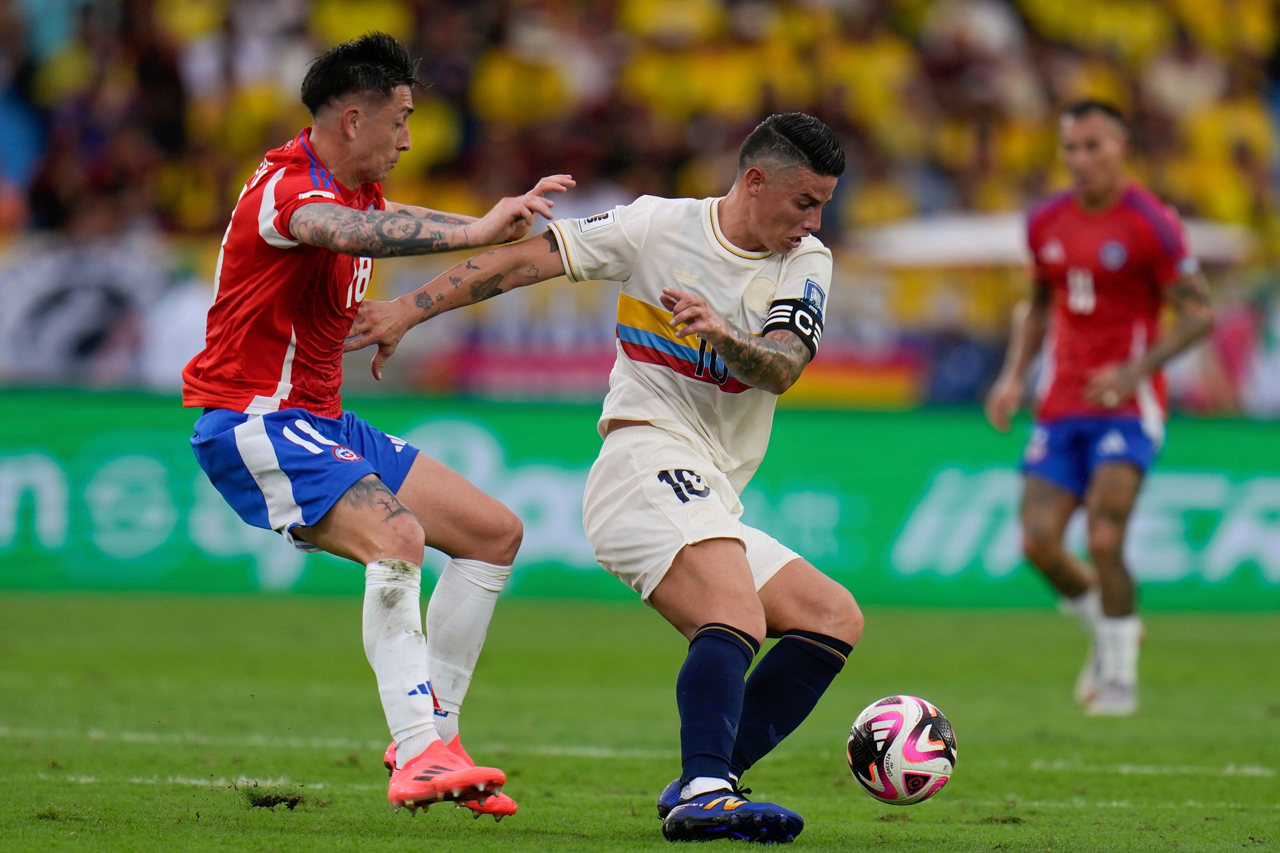 Colombia y Chile se enfrentan en el estadio Metropolitano de Barranquilla por la fecha 10 de las Eliminatorias al Mundial 2026.