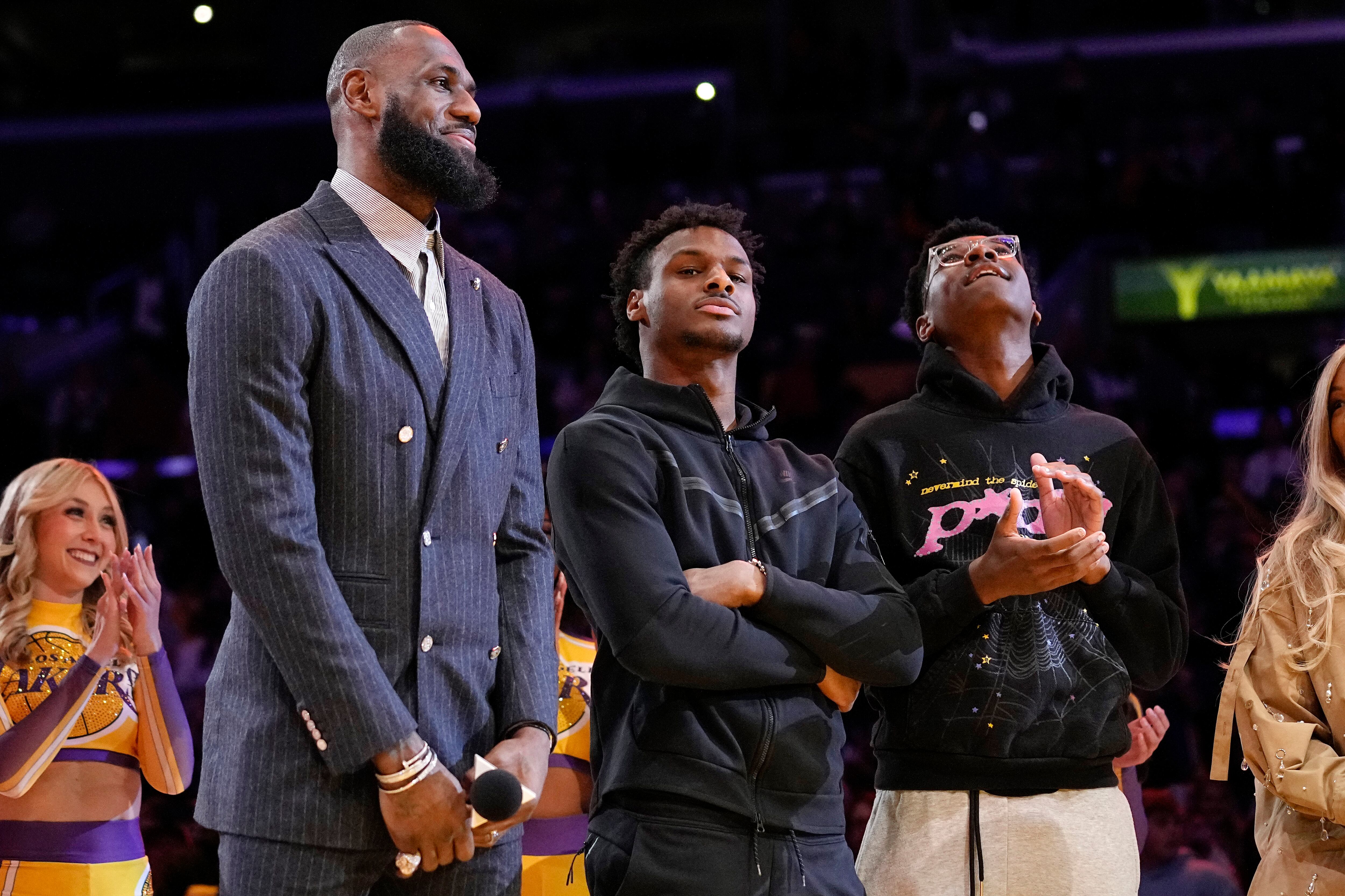 LeBron James y sus hijos Bronny y Bryce.