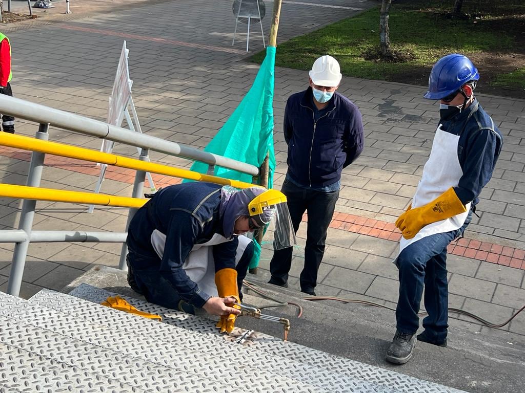 Personal técnico del IDU está cambiando el aluminio por polipropileno en puentes peatonales.