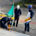 Personal técnico del IDU está cambiando el aluminio por polipropileno en puentes peatonales.
