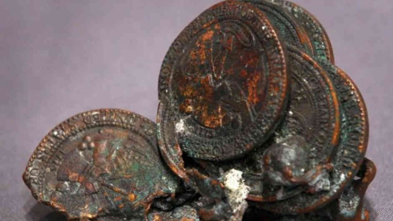 Se estima que una moneda de un centavo de dólar puede derretirse a más de 300 grados centígrados. Estas monedas fueron encontradas en los escombros de las Torres Gemelas.