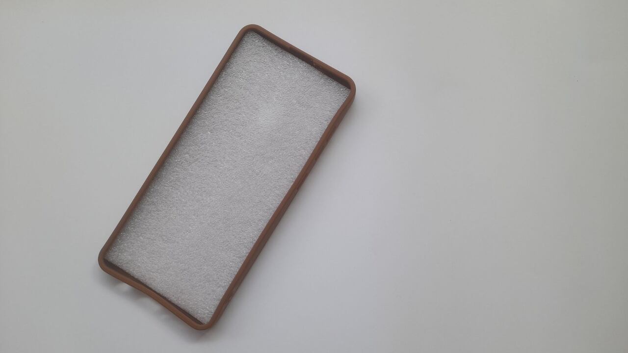 Guardar el teléfono en lugares calientes o exponerlo a altas temperaturas puede acelerar la degradación del material.