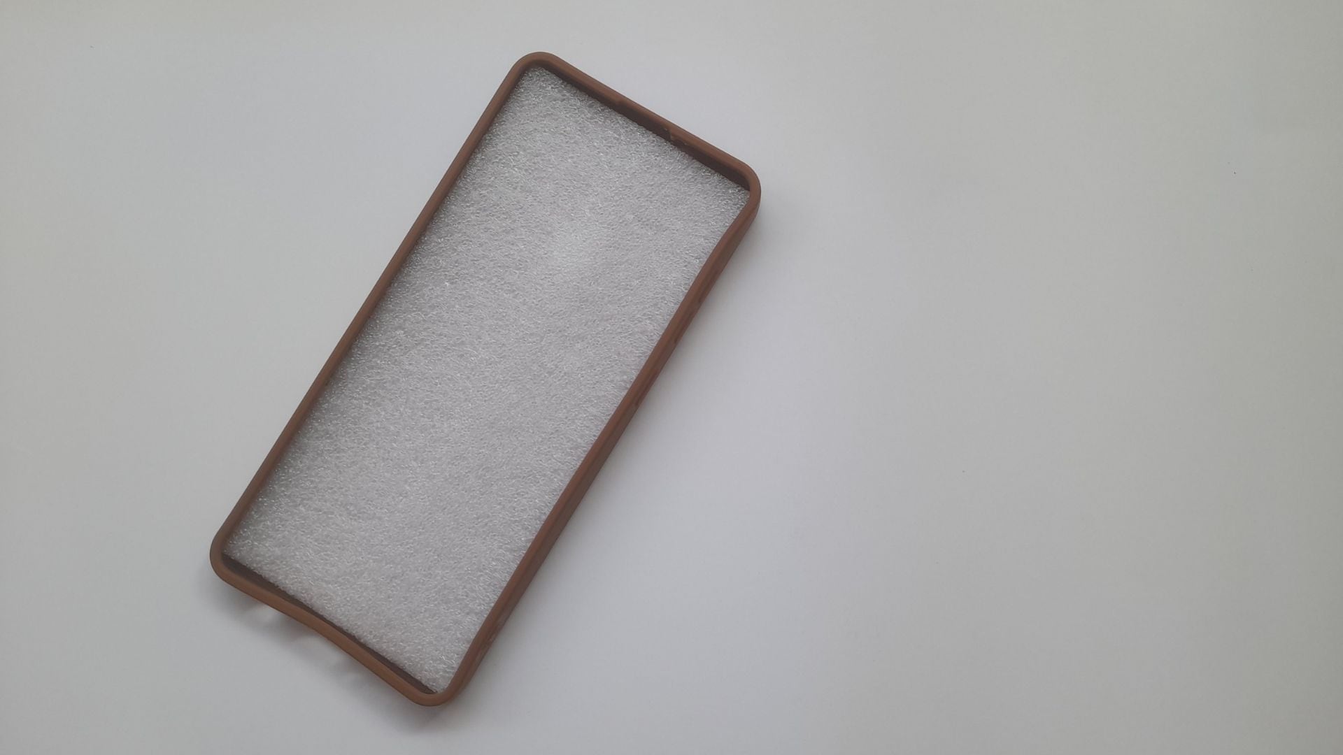 Guardar el teléfono en lugares calientes o exponerlo a altas temperaturas puede acelerar la degradación del material.