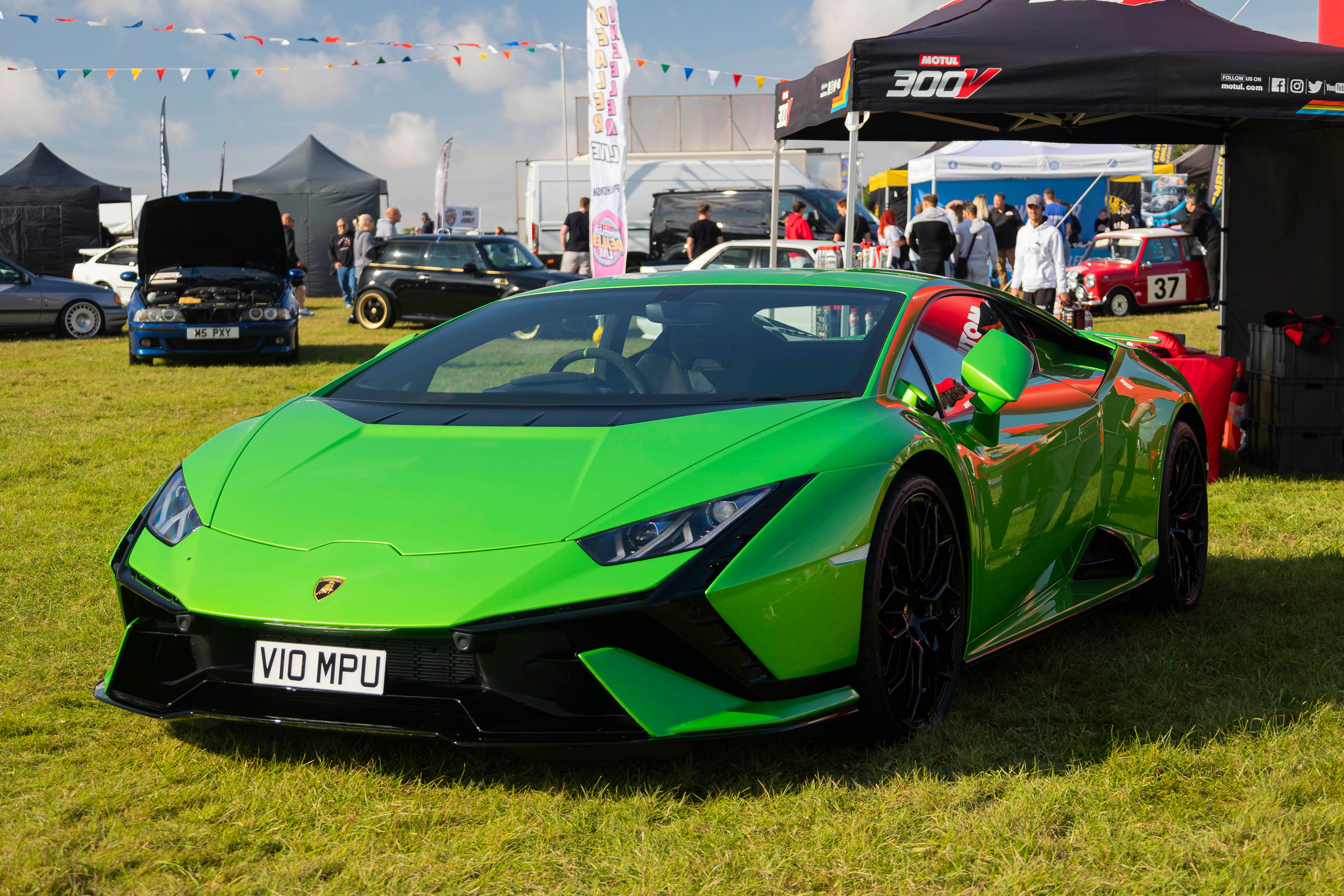 Neymar cuenta con una lujosa flota de vehículos que no podrá llevar a Brasil.