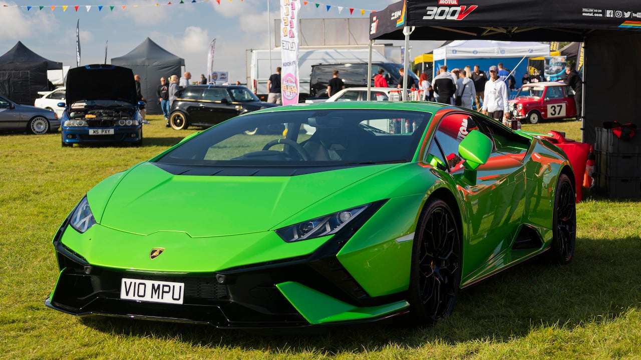 Los sueños con carros lujosos suelen estar relacionados con el éxito, la ambición y la autoestima.