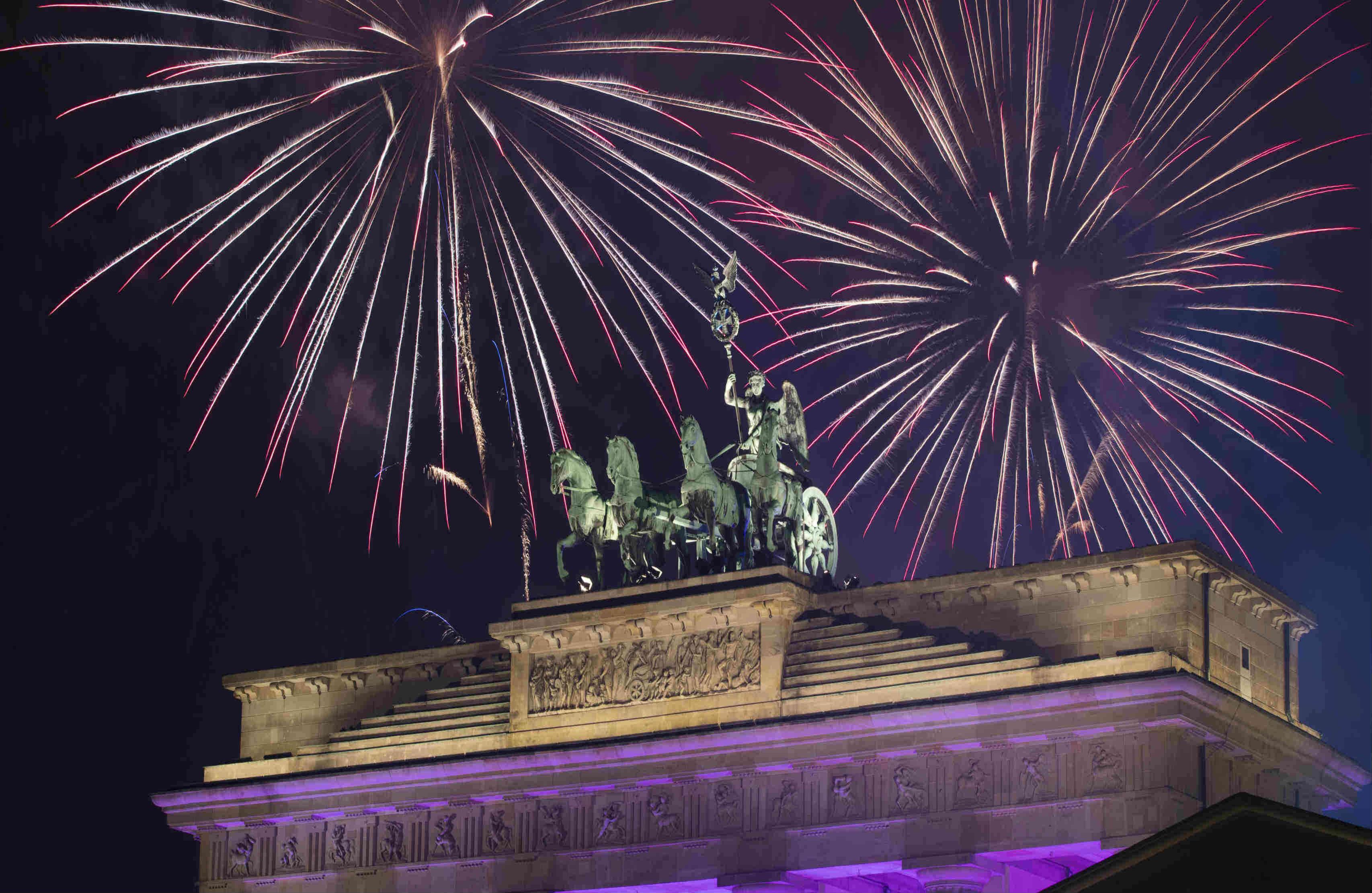 El puente de Bradenburgo fue el escenario en el que los habitantes de Berlín celebraron un nuevo año.