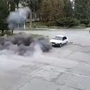 Por cuestión de segundos, ocupantes de un carro se salvan de morir durante ataque aéreo en Ucrania.