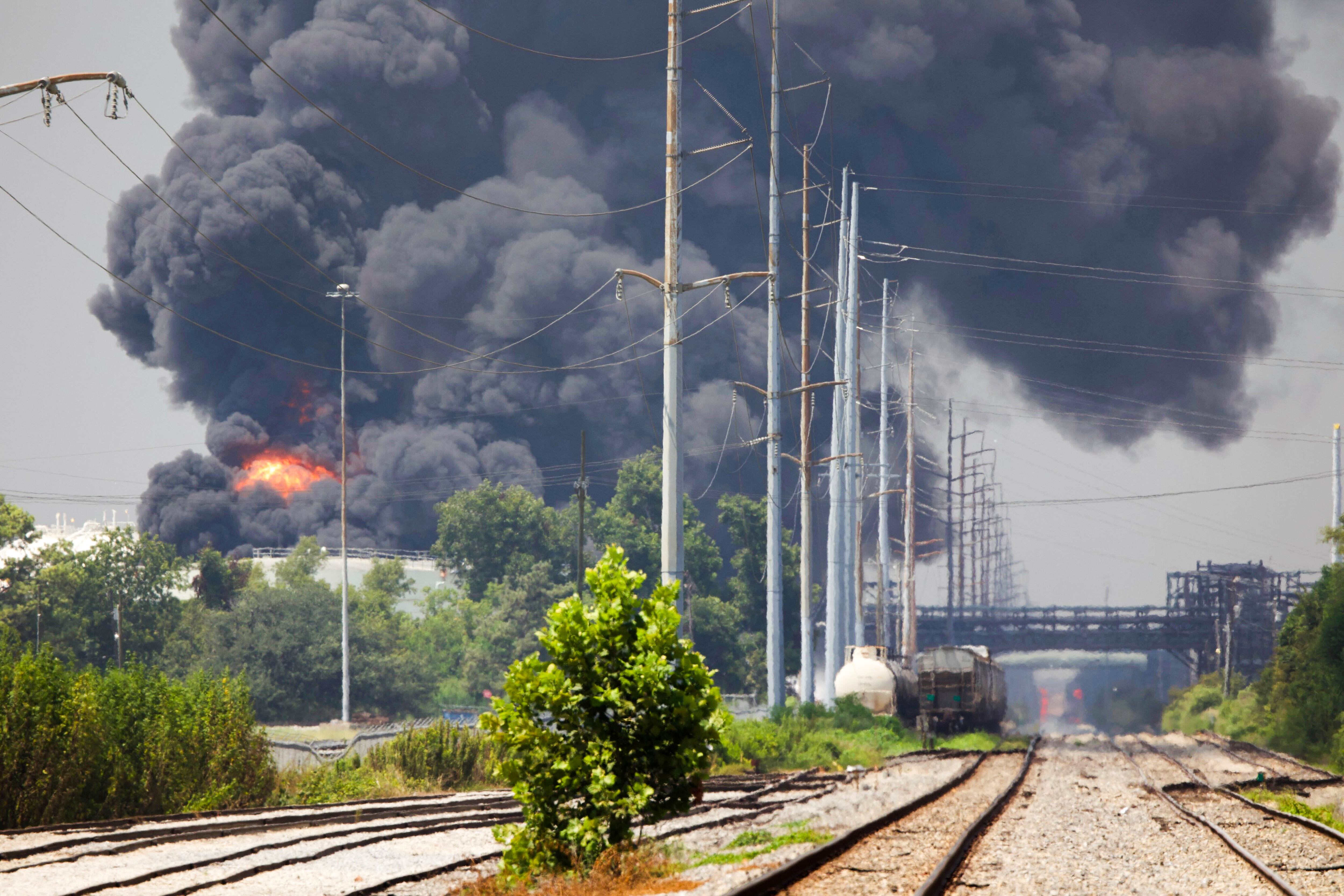 Columnas de humo salen de un incendio en una refinería en Garyville.