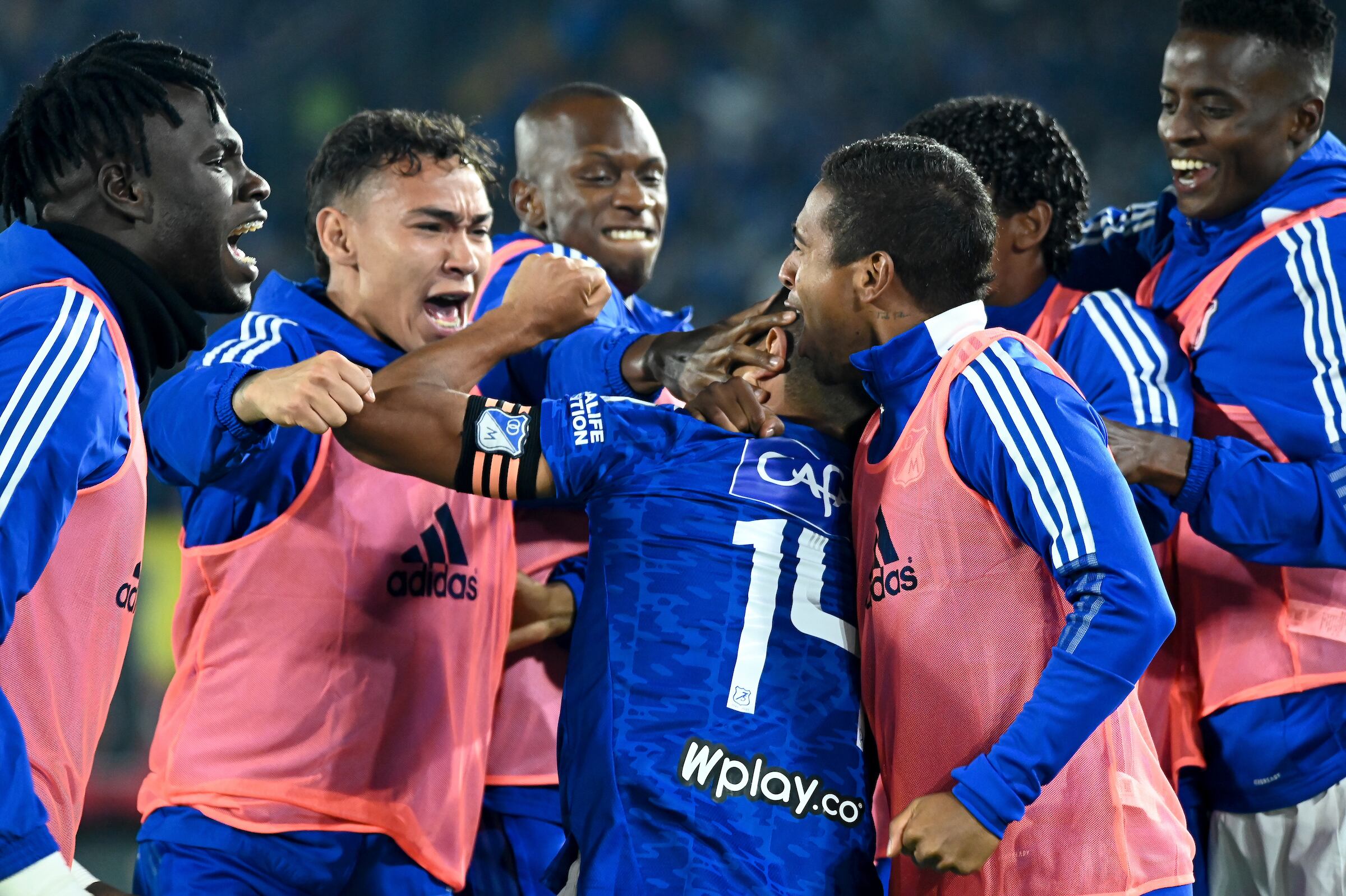 BOGOTA - COLOMBIA, 09-12-2021: Jugadores de Millonarios celebran después de anotar el primer gol durante partido entre Millonarios F.C. y Deportes Tolima por la fecha 24, cuadrangulares semifinales, como parte de la Liga BetPlay DIMAYOR II 2021 jugado en el estadio Nemesio Camacho El Campin de la ciudad de Bogotá. / Players of Millonarios celebrate after scoring the first goal during match between Millonarios F.C. and And Deportes Tolima for the date 24, semifinal quadrangulars, as part of the BetPlay DIMAYOR League II 2021 played at the Nemesio Camacho El Campin Stadium in Bogota city Photo: VizzorImage / Samuel Norato / Cont