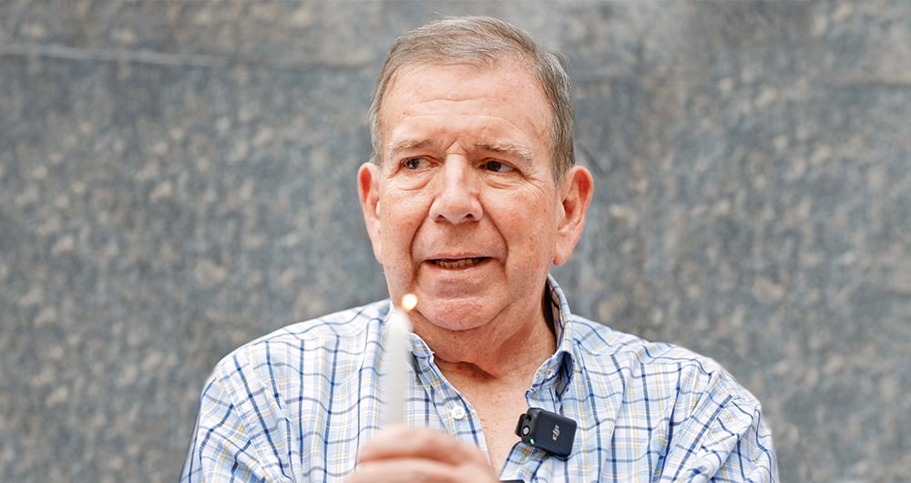 Edmundo González ha sido requerido por la justicia venezolana en tres ocasiones, pero no ha asistido por las irregularidades presentes en el proceso judicial.