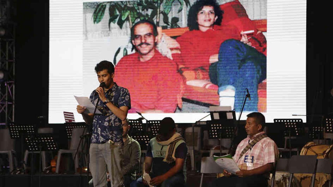 Iván Calderón Alvarado habló durante el Tercer Encuentro por la Verdad de la Comisión de la Verdad en Medellín. "La cura para las cicatrices sociales, emocionales y psicológicas de la guerra son realmente la comprensión, el diálogo abierto y sincero, el respeto y el afecto familiar", dijo. Foto: Camila Acosta Alzate/Comisión de la Verdad.