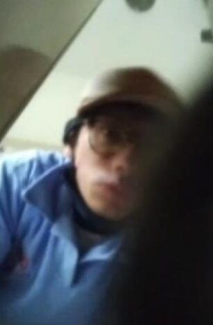 Denuncian que empleado de una cafetería en Bogotá estaba grabando a las mujeres en el baño.