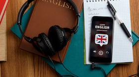 El curso de inglés intermedio B1-B2 de National Geographic se compone de distintos módulos diseñados para reforzar las destrezas de lectura, escritura, comprensión auditiva y expresión oral. Cada módulo incluye actividades prácticas y evaluaciones que permiten medir el progreso del estudiante.