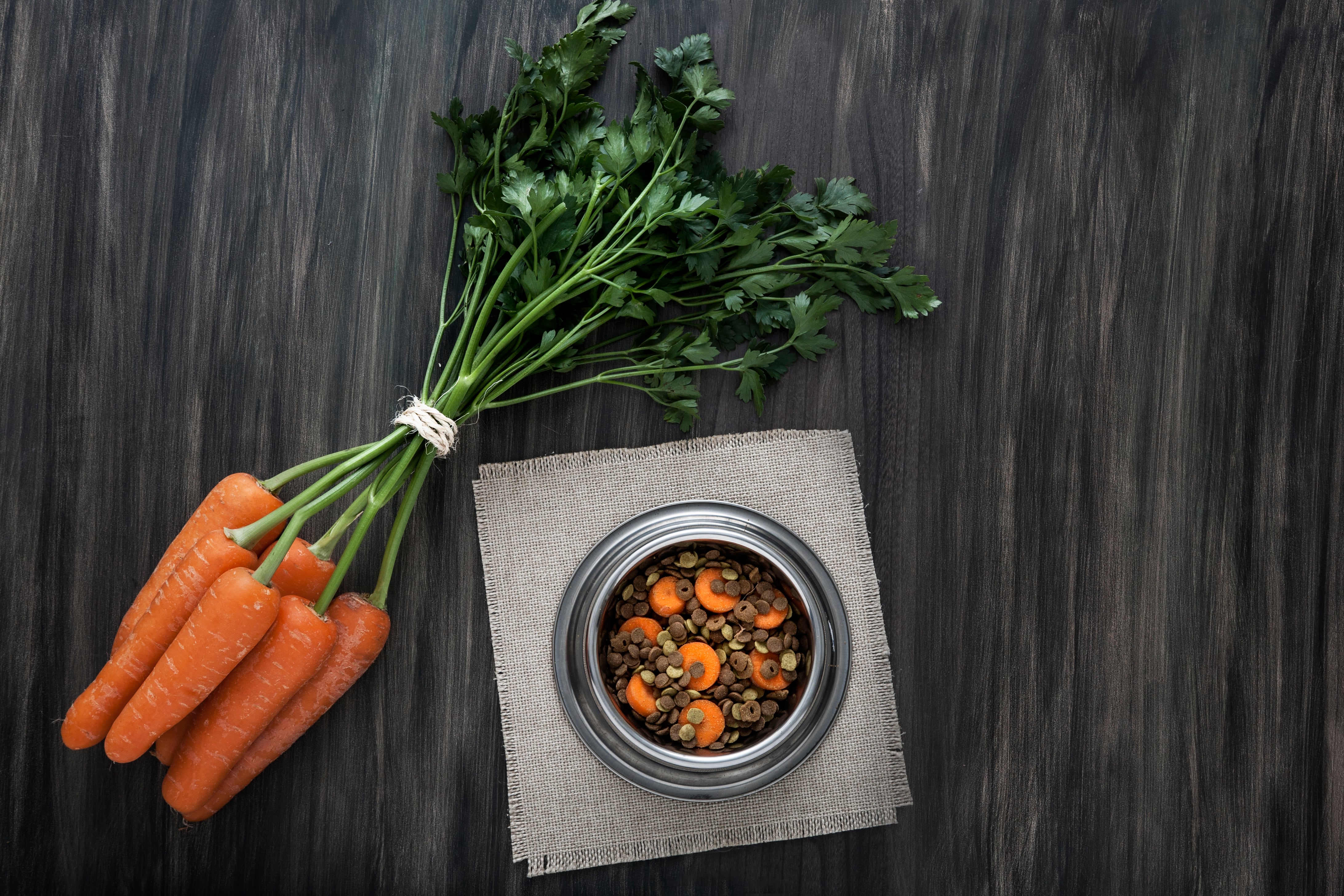 La zanahoria es un alimento asociado a la prevención de la salud visual.