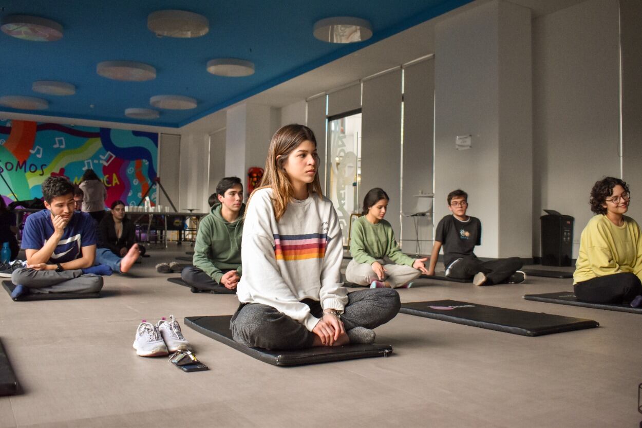 Los estudiantes acceden a amplias zonas comunes para interactuar y participar de las experiencias que ofrece esta residencia universitaria. Gimnasio, salas de estudio, salas de descanso, salas para coworking, auditorio y salas de juegos hacen parte de la oferta.