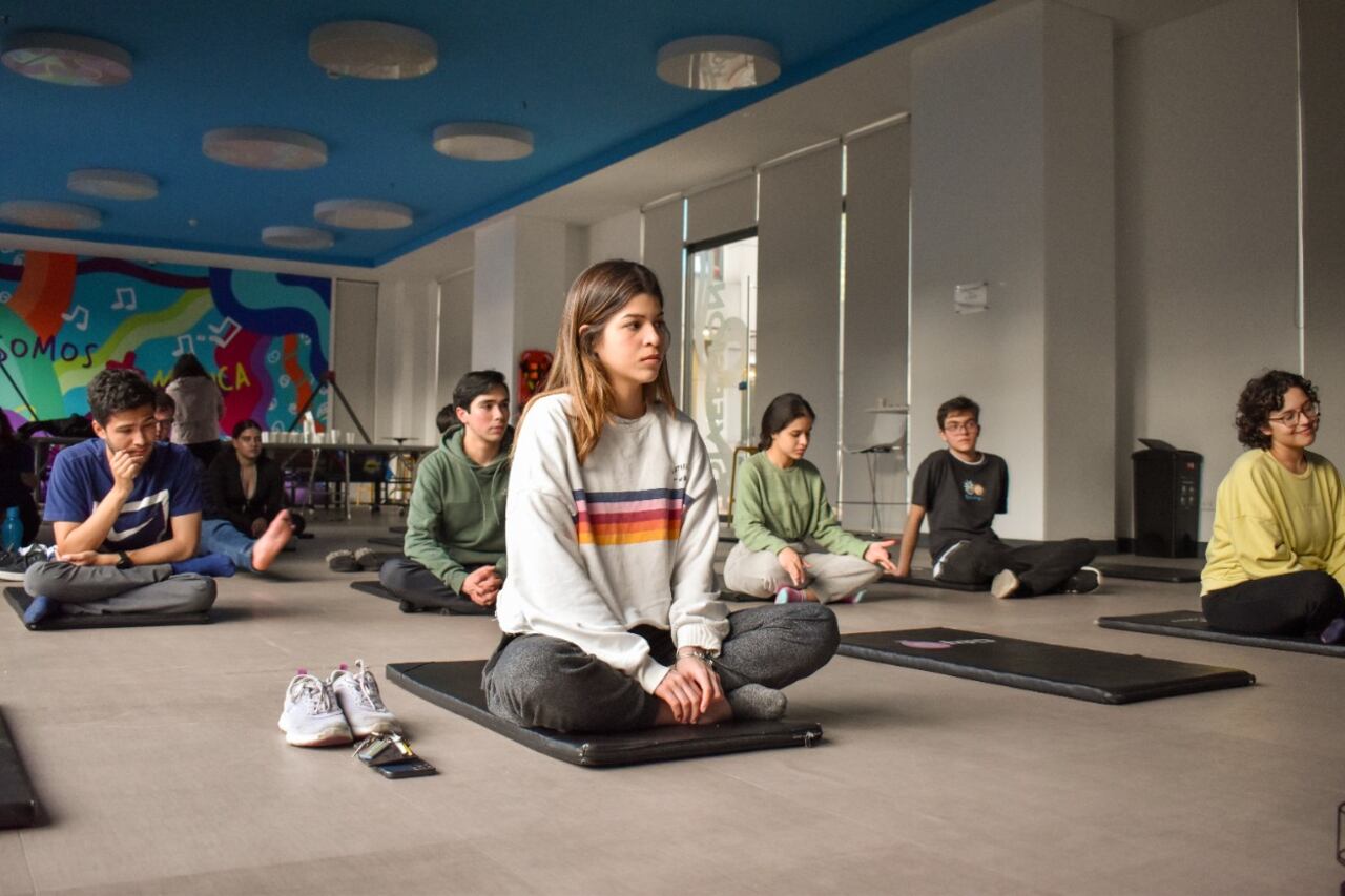 Los estudiantes acceden a amplias zonas comunes para interactuar y participar de las experiencias que ofrece esta residencia universitaria. Gimnasio, salas de estudio, salas de descanso, salas para coworking, auditorio y salas de juegos hacen parte de la oferta.