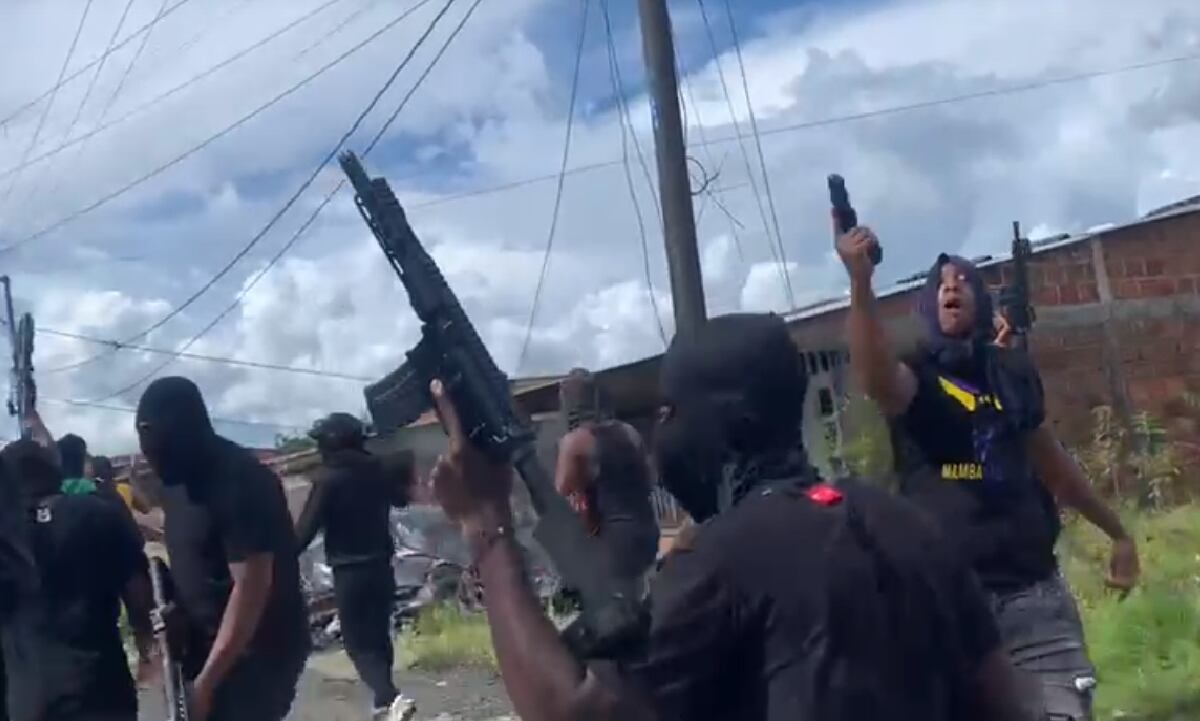 La agrupación autodenominada "la ‘banda de Rober", patrulla Buenaventura portando armas en alto.