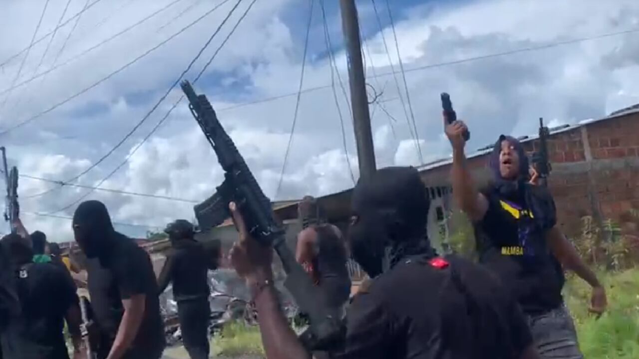 La agrupación autodenominada "la ‘banda de Rober", patrulla Buenaventura portando armas en alto.
