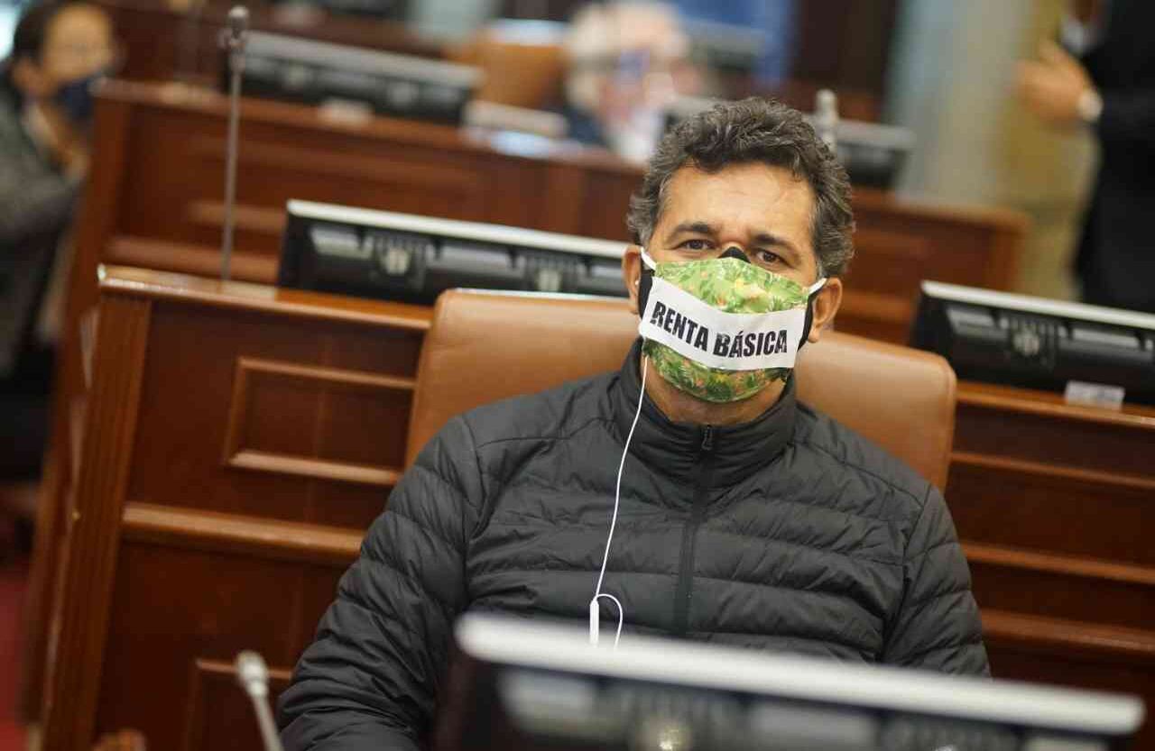 “Renta básica ya“. Ese fue el mensaje de la oposición. En la foto: León Fredy Muñoz, representante de la Alianza Verde 