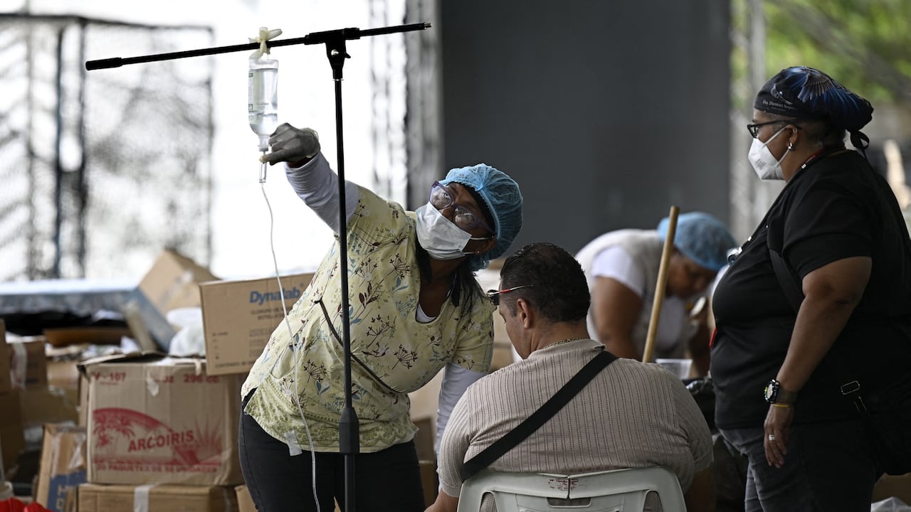 Personas desplazadas tras los dos terremotos del 24 de junio reciben atención médica en el complejo deportivo José María Vargas de Maiquetía, en el estado de La Guaira (Venezuela), el 30 de junio de 2026. (Foto de Federico PARRA / AFP).