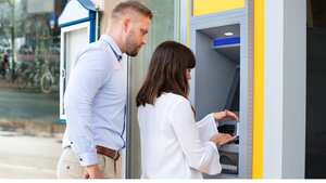 Los ciberdelincuentes aprovechan los retiros en cajeros para estafar.