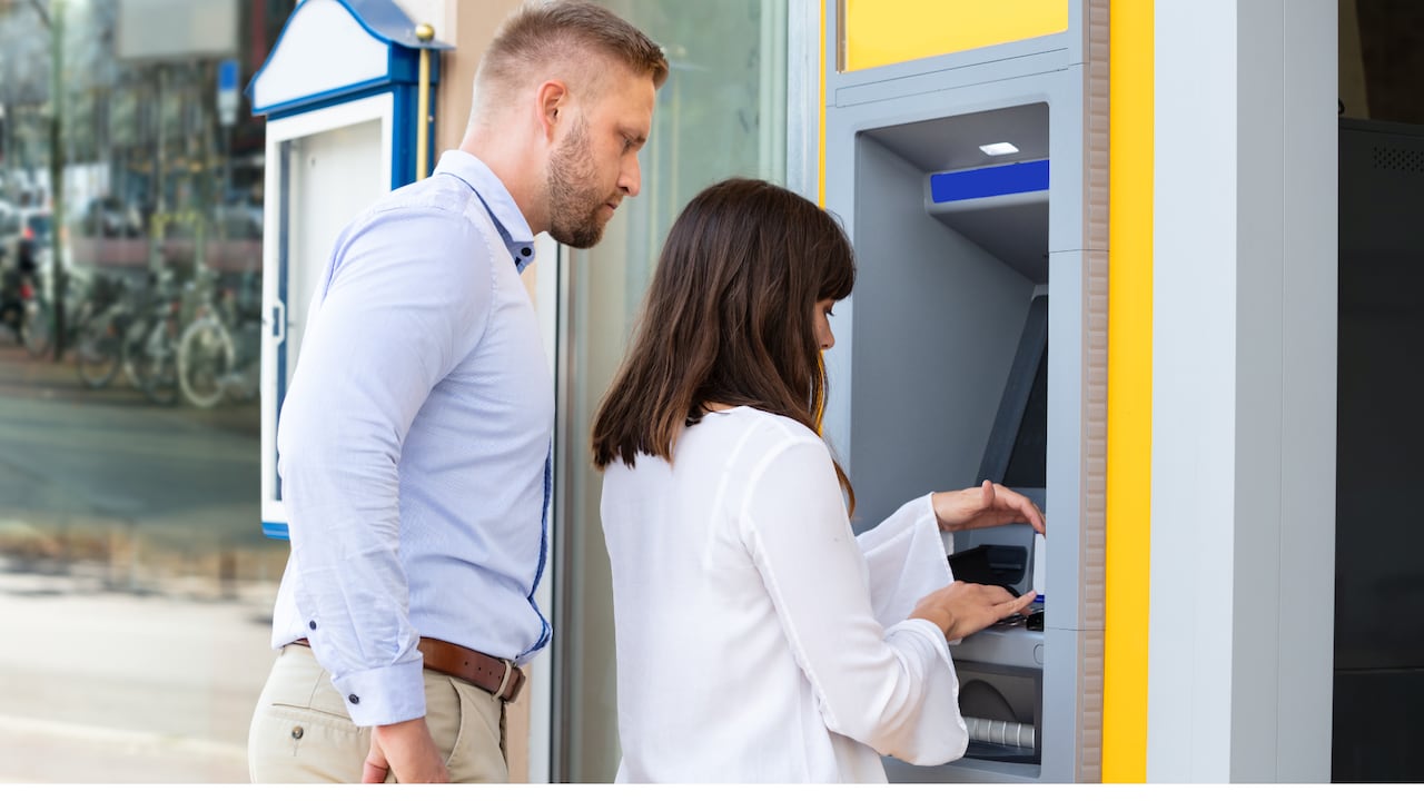 Los ciberdelincuentes aprovechan los retiros en cajeros para estafar.