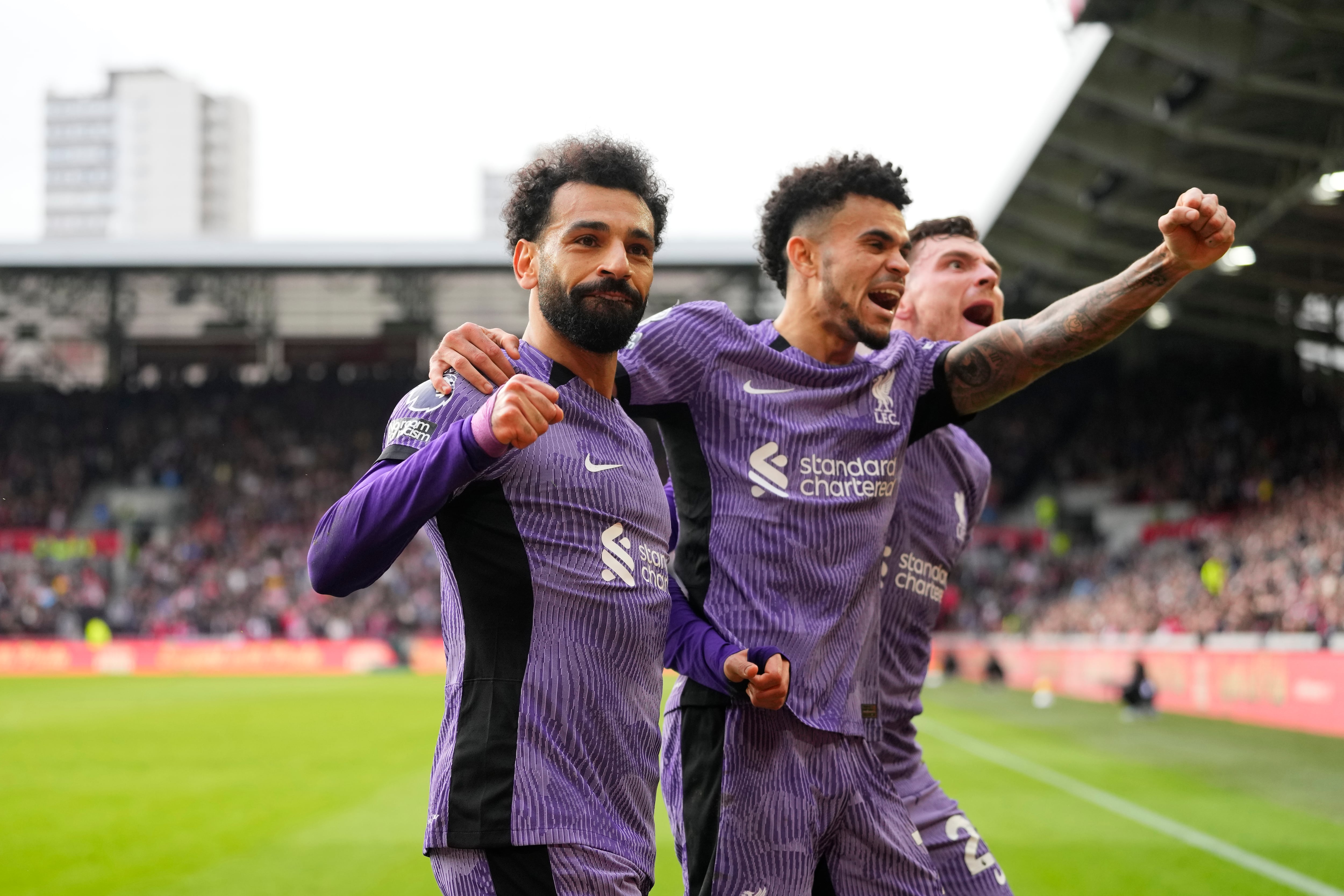 Mohamed Salah del Liverpool celebra marcar el tercer gol de su equipo durante el partido de fútbol de la Liga Premier inglesa entre Brentford y Liverpool en el Gtech Community Stadium de Londres, el sábado 17 de febrero de 2024. (Foto AP/Kirsty Wigglesworth)