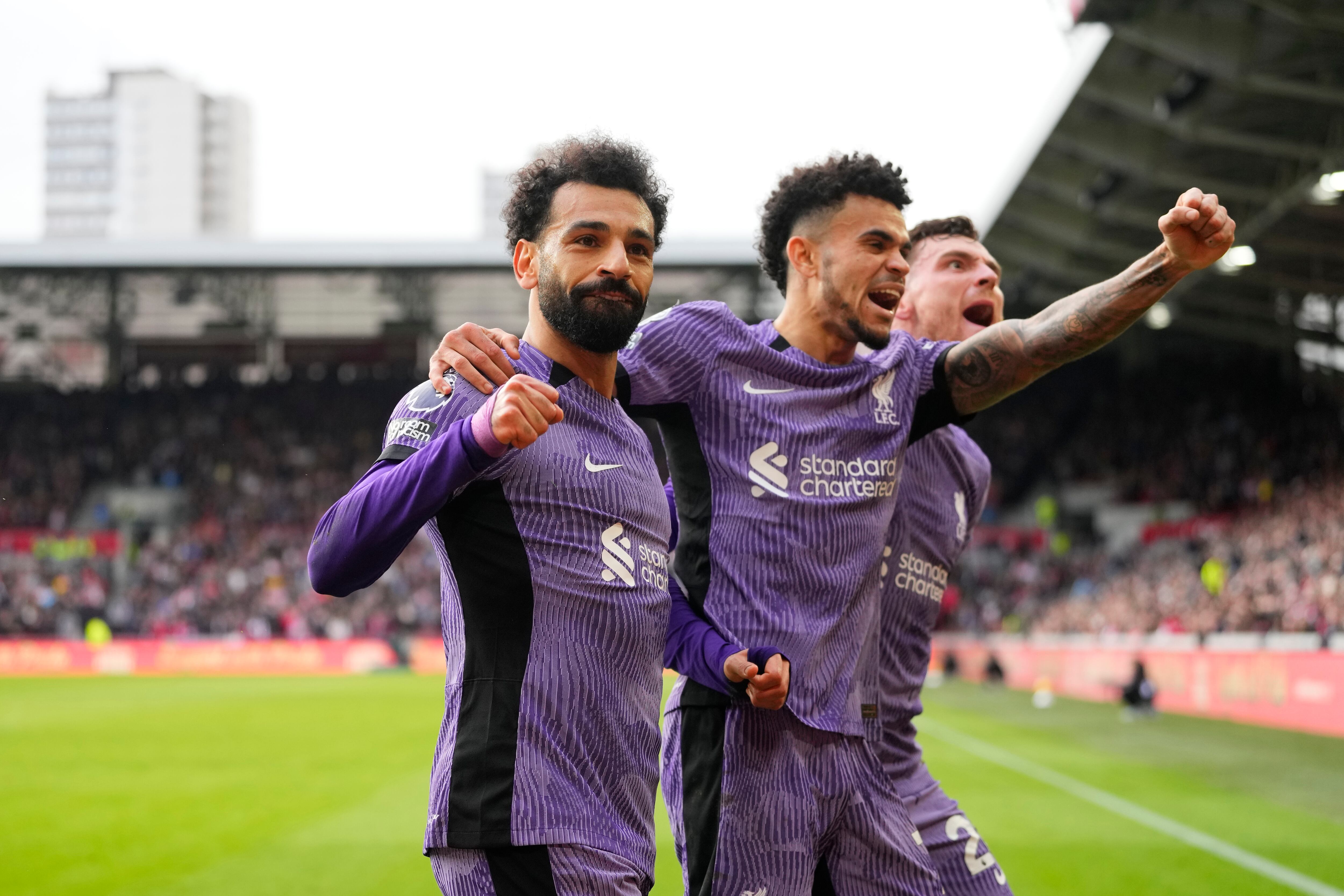 Mohamed Salah del Liverpool celebra marcar el tercer gol de su equipo durante el partido de fútbol de la Liga Premier inglesa entre Brentford y Liverpool en el Gtech Community Stadium de Londres, el sábado 17 de febrero de 2024. (Foto AP/Kirsty Wigglesworth)