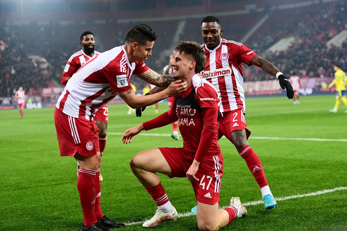 James Rodríguez abrazando a Sergi Canós tras el cuarto gol de Olympiacos